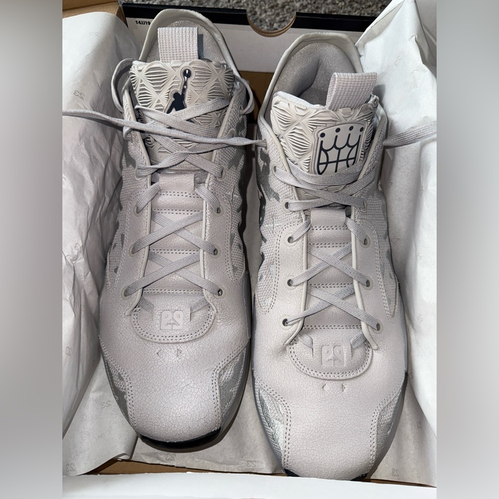 Air Jordan Smoke Grey 39’s size 13